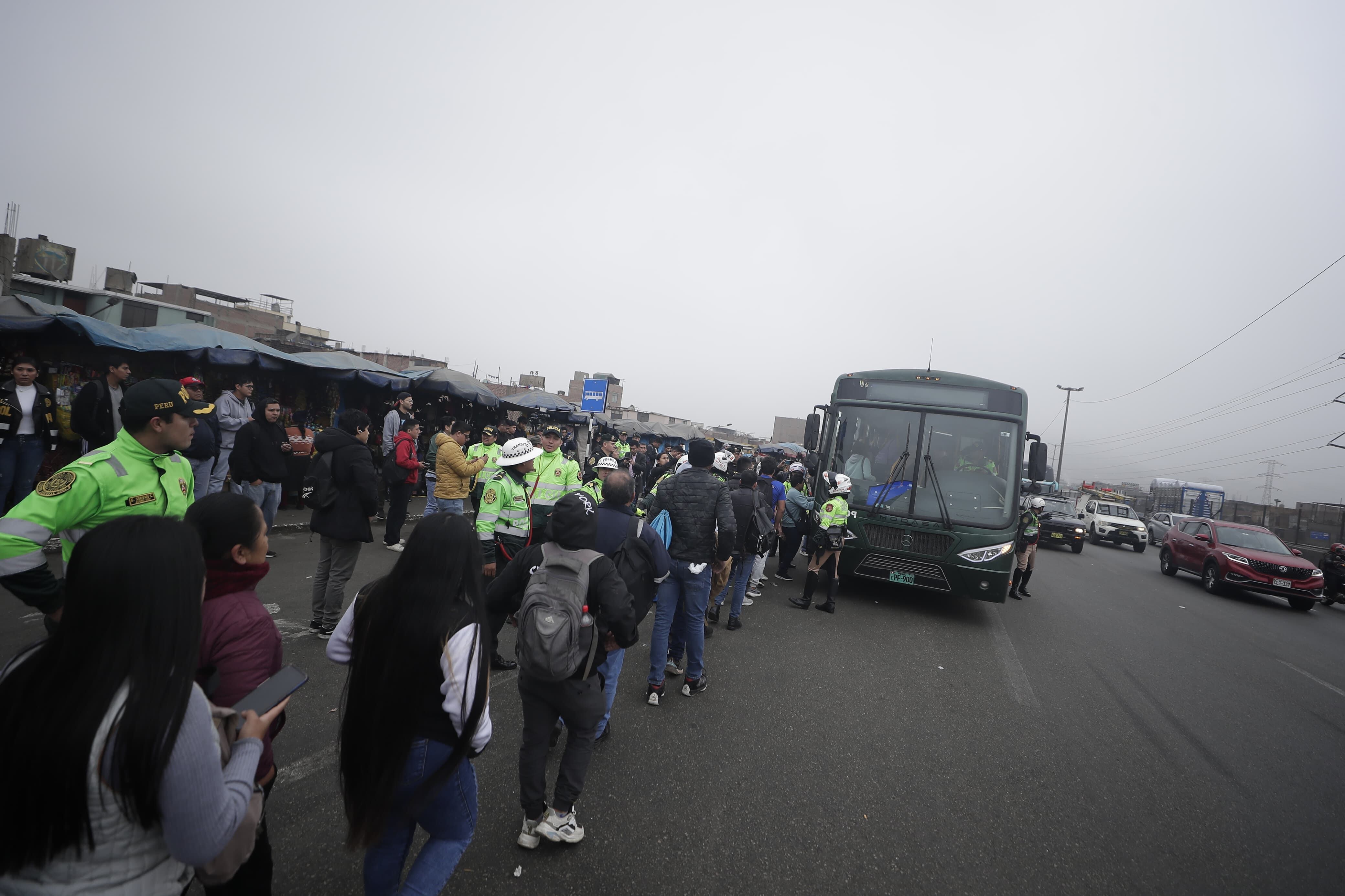 Un bus de la policía ayudó a movilizarse a algunos ciudadanos durante la jornada del paro de transportes de este jueves 26 de septiembre. Foto: GEC