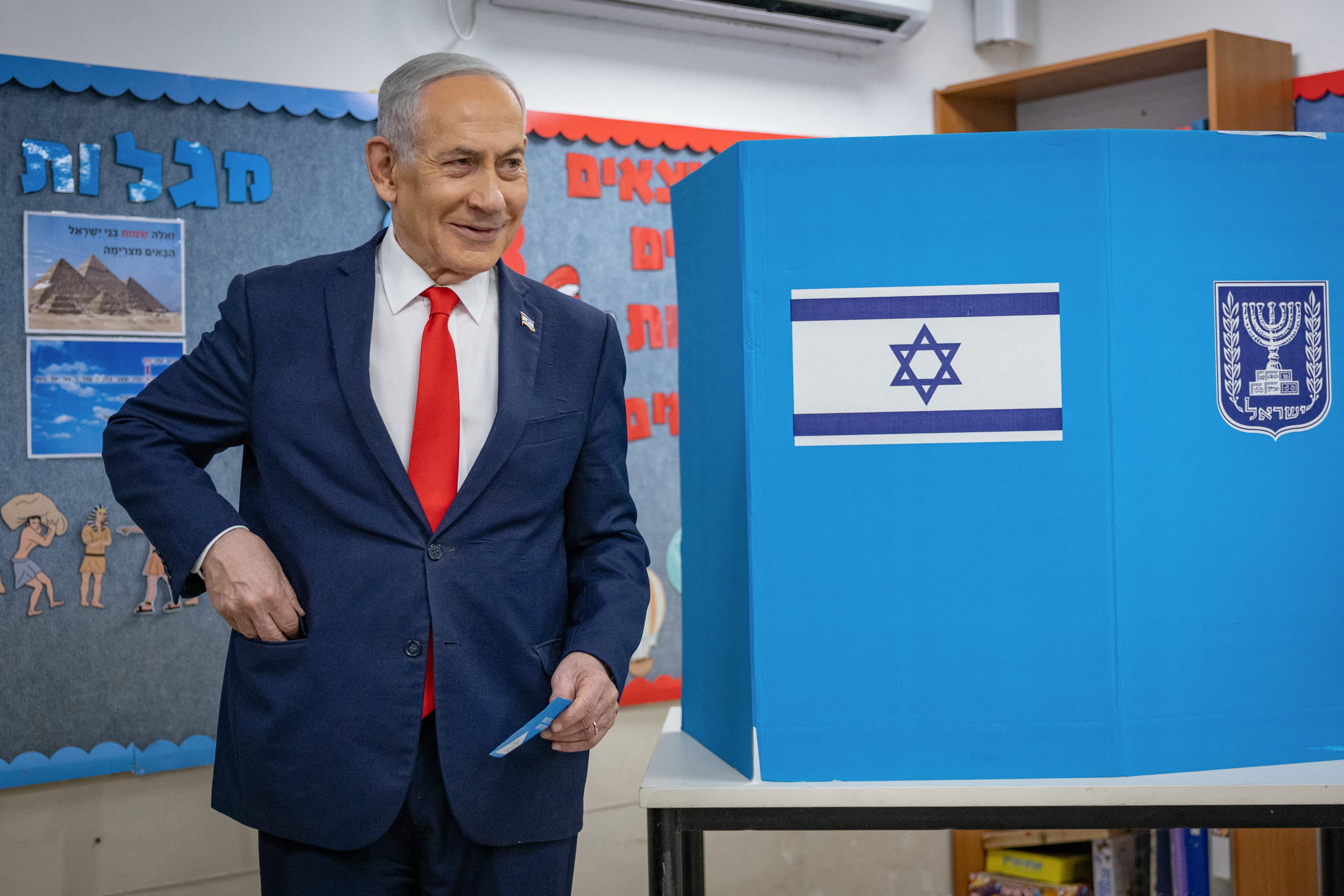 El primer ministro de Israel, Benjamin Netanyahu, reacciona tras votar en un colegio electoral de Jerusalén el 27 de octubre de 2026, día de las elecciones legislativas israelíes. (Foto de Yonatan Sindel / AFP).