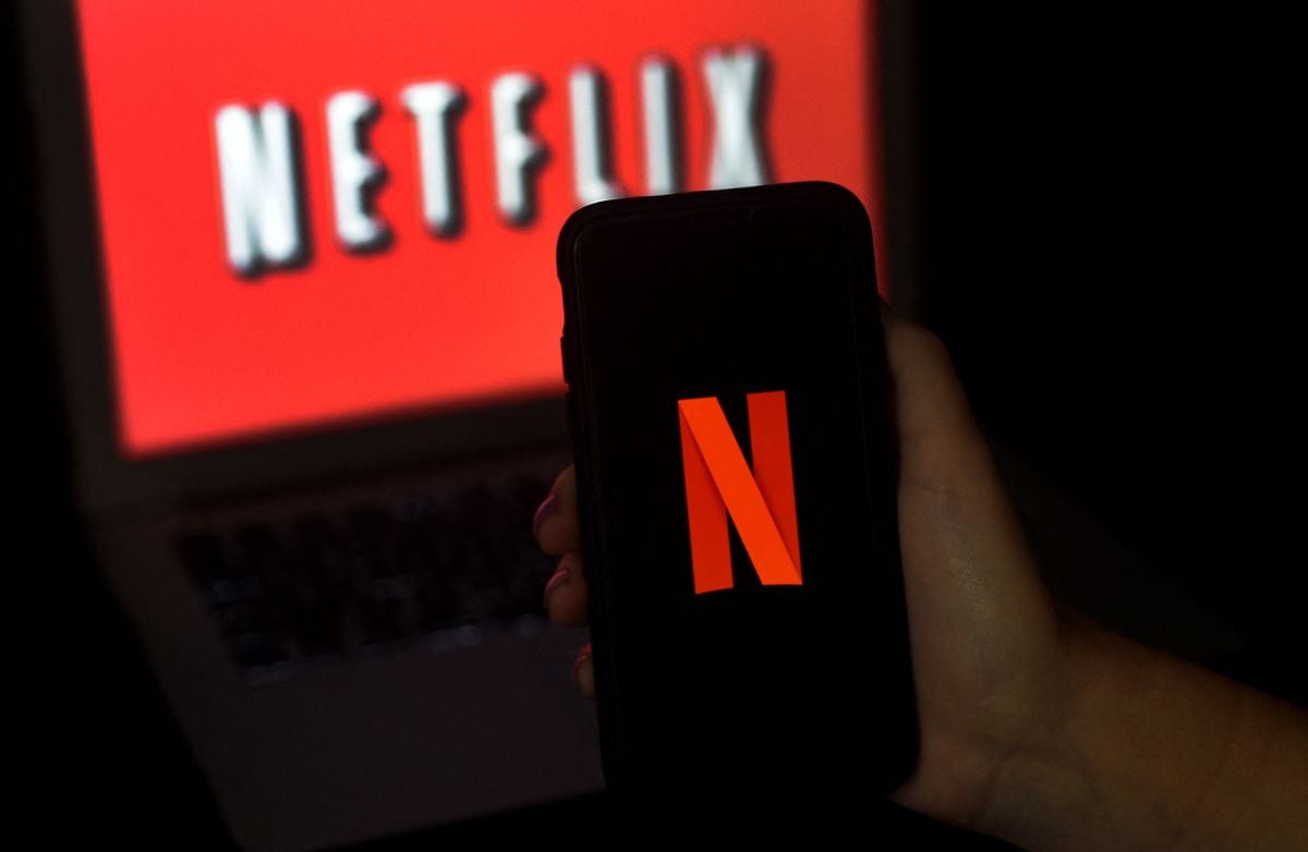 Una pantalla de computadora y un teléfono móvil muestran el logotipo de Netflix el 31 de marzo de 2020 en Arlington, Virginia (Foto: Olivier Douliery / AFP)