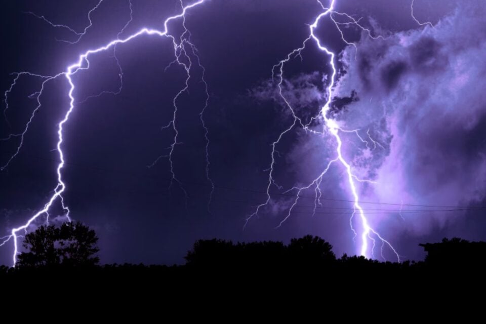 Descargas eléctricas se registraron en Huarochirí, en la serranía de Lima, y fue vista también por vecinos de Lurigancho - Chosica. Foto: referencial / Freepik