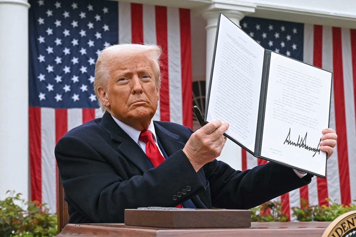 El presidente de Estados Unidos, Donald Trump, sostiene una orden ejecutiva firmada durante un evento en la Casa Blanca en Washington, DC, el 2 de abril de 2025. (Foto de SAUL LOEB / AFP)