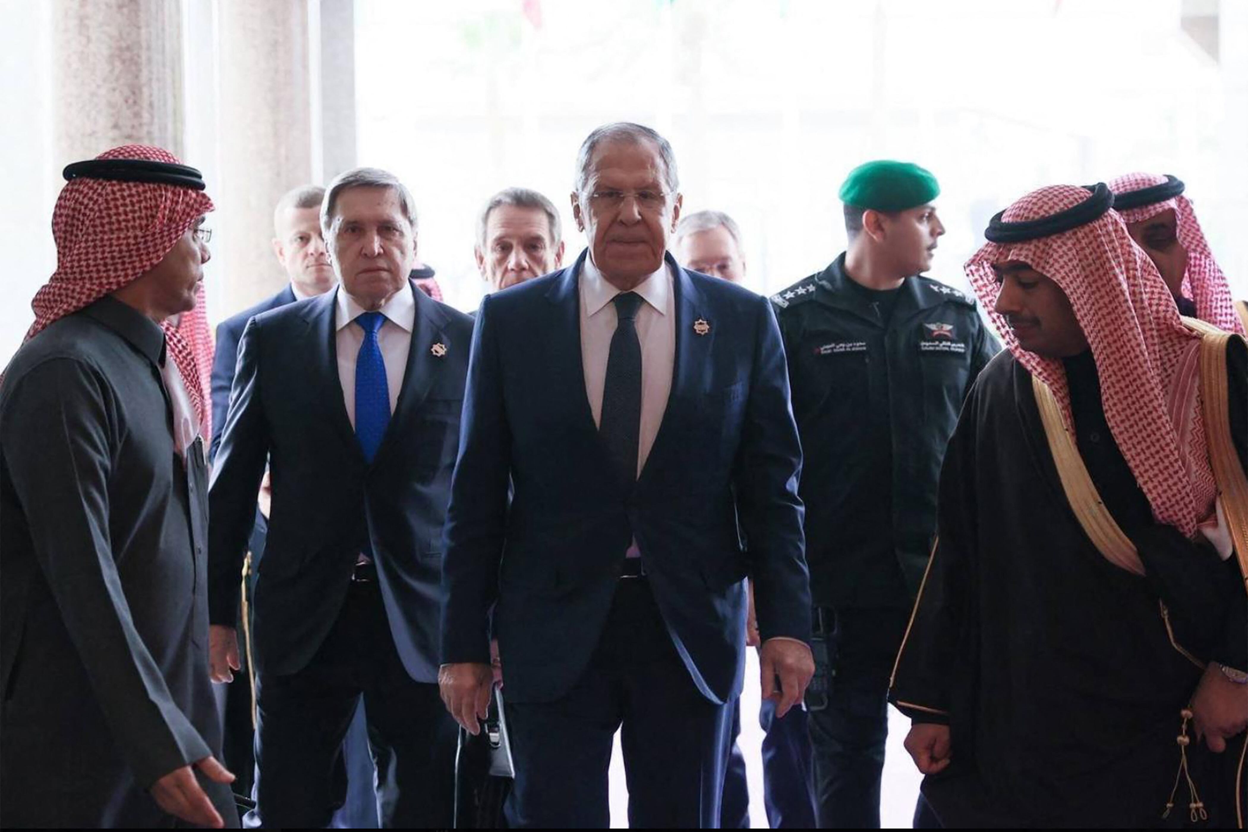 El ministro de Asuntos Exteriores de Rusia, Sergei Lavrov (C), llegando a una reunión con el secretario de Estado de EE.UU. en Riad el 18 de febrero de 2025. (Foto: MINISTERIO DE RELACIONES EXTERIORES DE RUSIA / AFP)