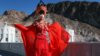 La supermodelo Jessica Minh Anh lució vestidos de diseñadores peruanos en el Hoover Dam de Nevada