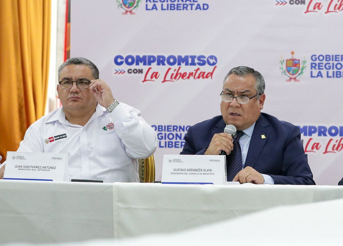 Gustavo Adrianzén y Juan José Santiváñez en conferencia de prensa en la PCM. (Foto: PCM)