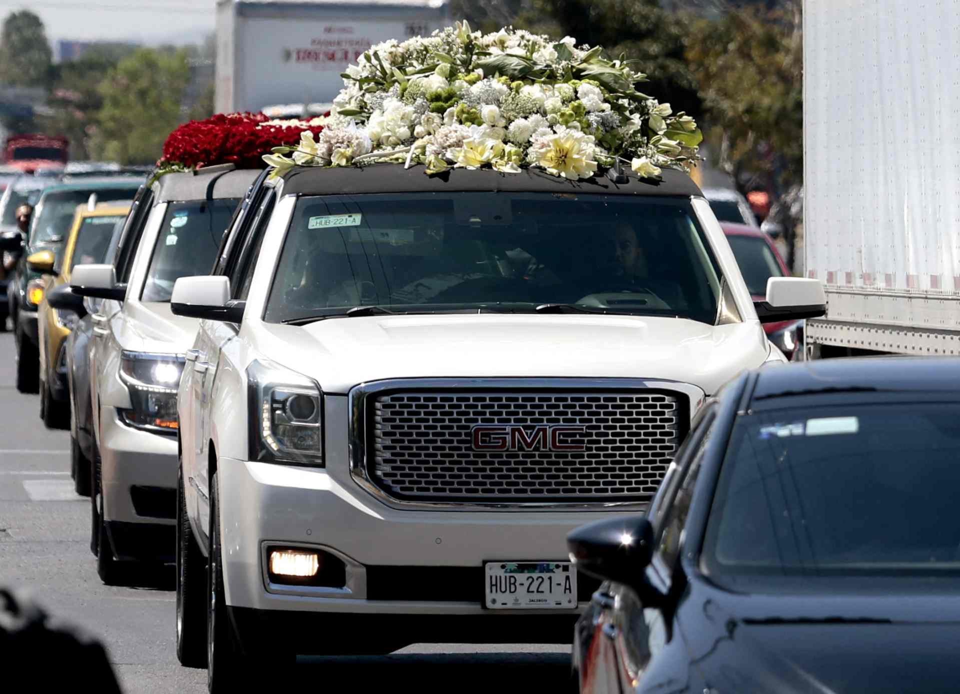 El coche fúnebre del narcotraficante Nemesio "El Mencho" Oseguera sale de la funeraria La Paz en Guadalajara, Jalisco, México, el 2 de marzo de 2026. (Foto de Ulises Ruiz / AFP)