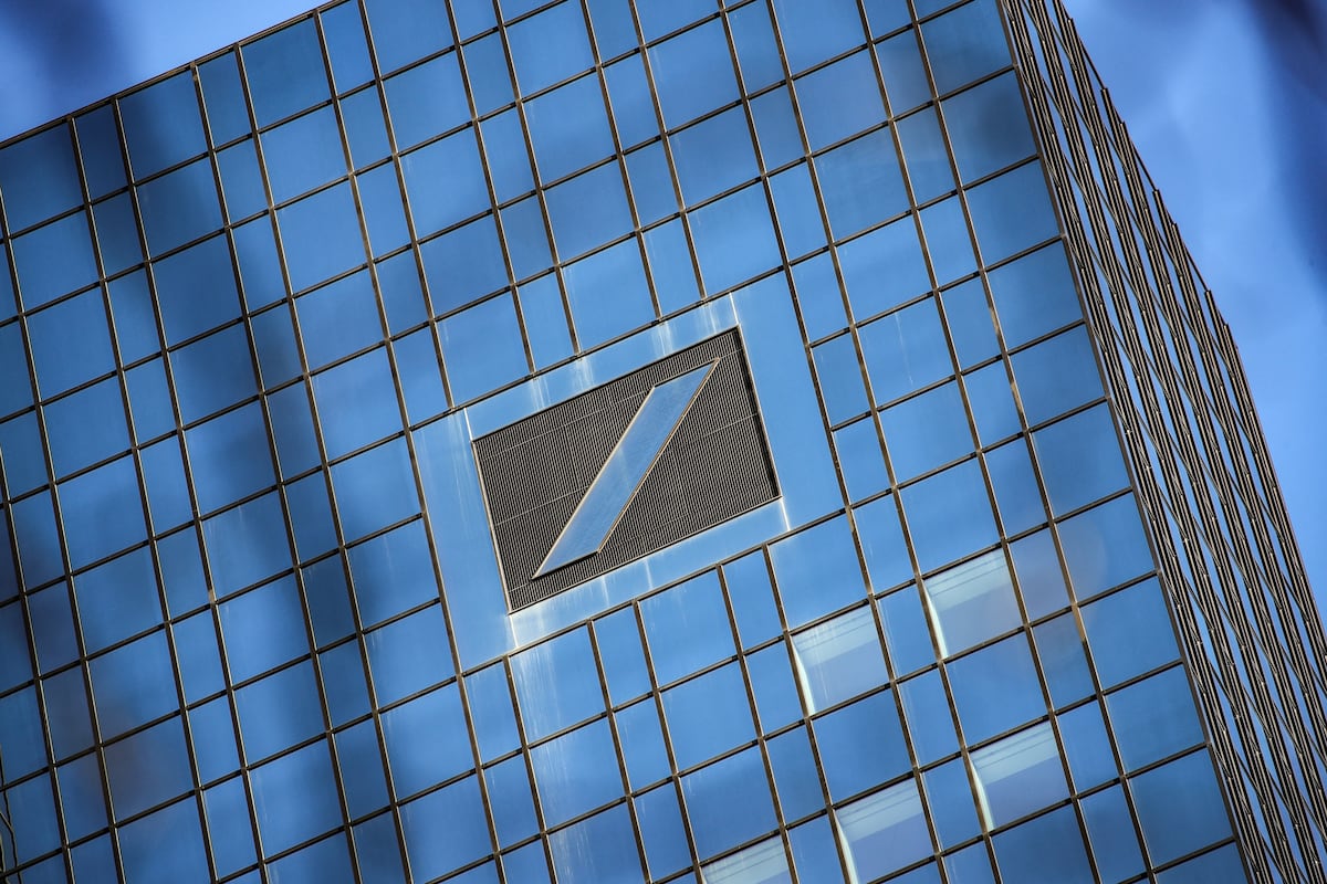 El logotipo del gigante alemán Deutsche Bank se ve en su sede en Frankfurt am Main, Alemania occidental, el 4 de febrero de 2021. (Foto de Armando BABANI/AFP).