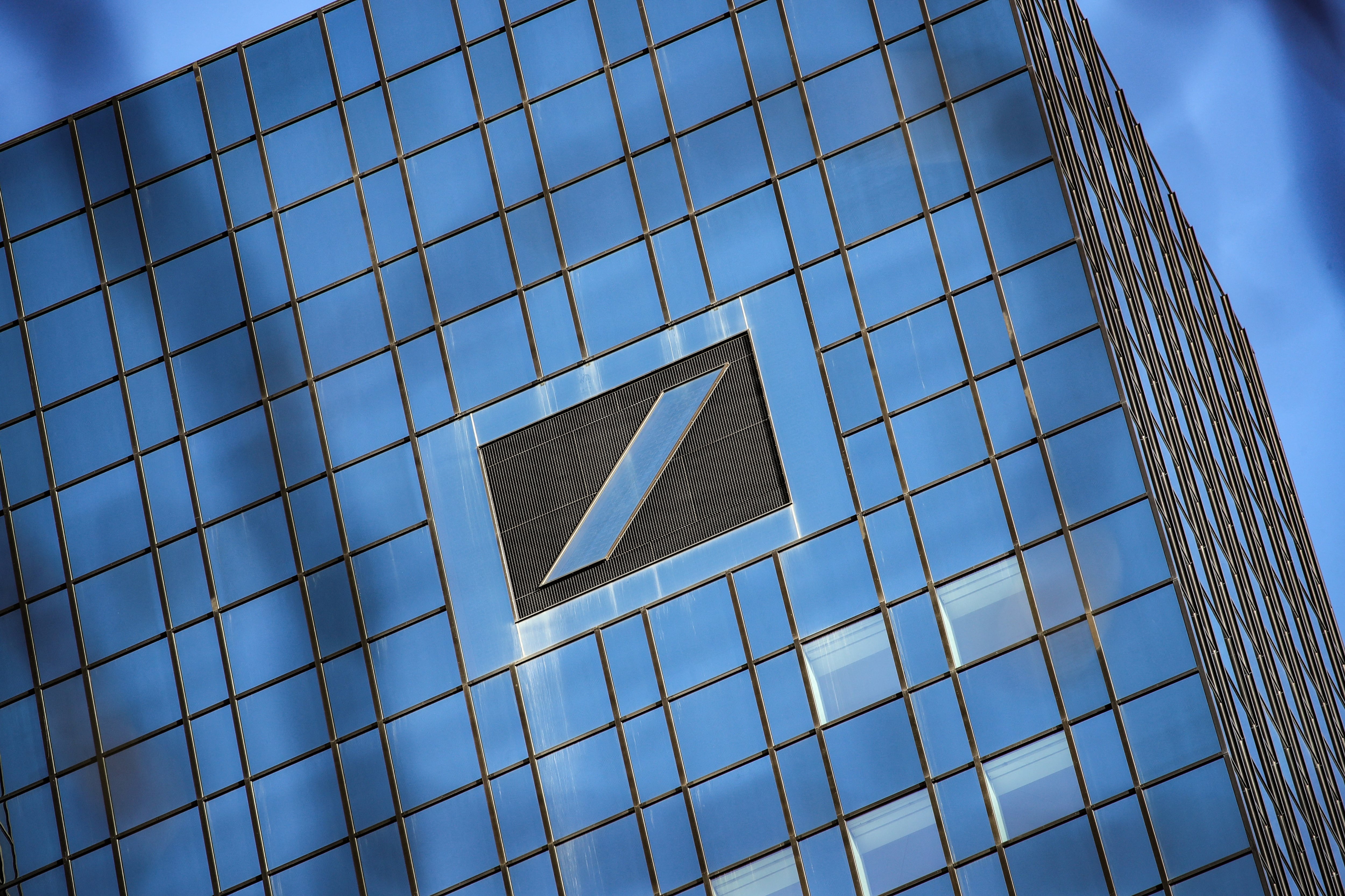 El logotipo del gigante alemán Deutsche Bank se ve en su sede en Frankfurt am Main, Alemania occidental, el 4 de febrero de 2021. (Foto de Armando BABANI/AFP).