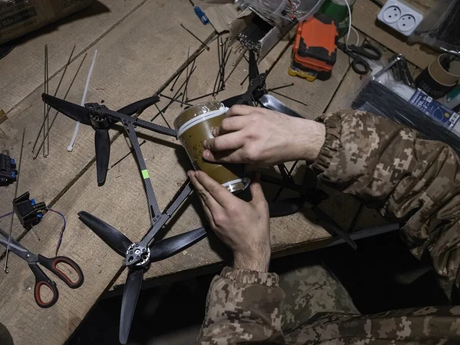 Un soldado ucraniano prepara un dron en la región de Donetsk, en una imagen de de archivo. (Foto: EFE)
