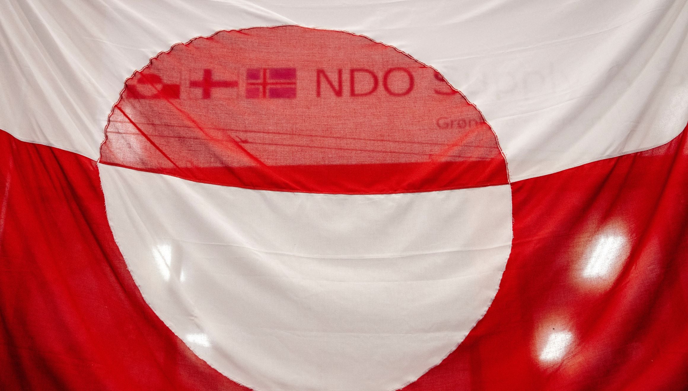 Una bandera de Groenlandia se ve en Godthaabshallen antes de la votación en relación con las elecciones para los consejos municipales, los consejos de aldea y las representaciones parroquiales de Groenlandia en Nuuk, Groenlandia. (Foto: Mads Claus Rasmussen / Ritzau Scanpix / AFP)