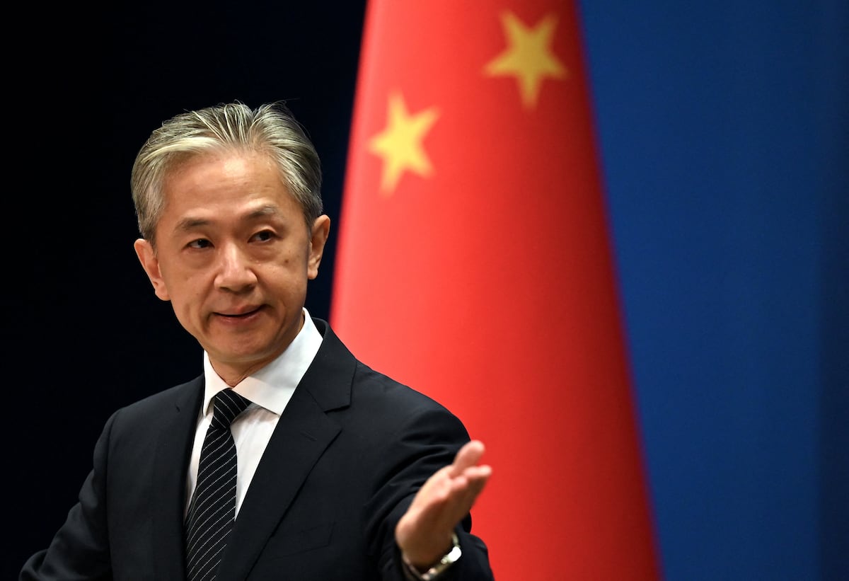 El portavoz del Ministerio de Relaciones Exteriores de China, Wang Wenbin, gesticula durante una conferencia de prensa en el Ministerio de Relaciones Exteriores en Beijing el 8 de agosto de 2022. (Foto de Noel Celis / AFP)