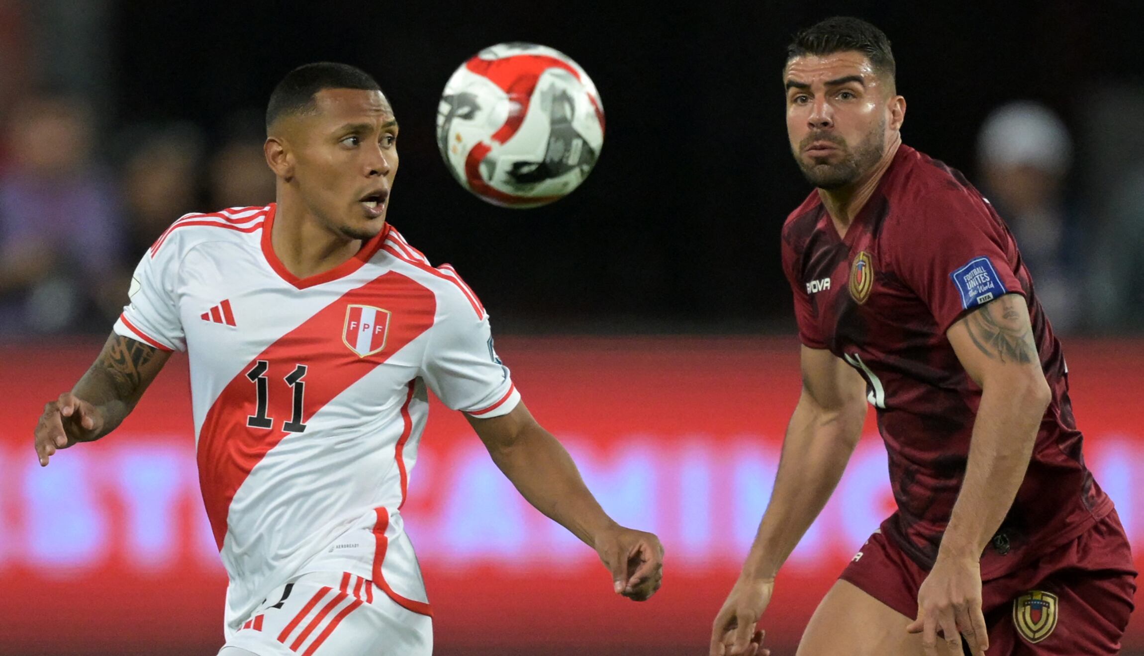 Perú y Venezuela se enfrentan en Maturín, por la fecha 14 de las Eliminatorias 2026. (Foto: AFP)