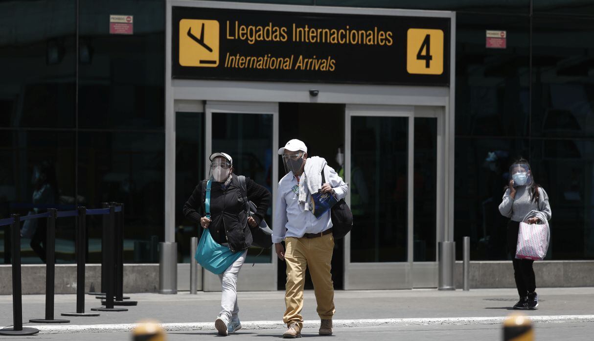 Ciudadanos en la puerta de llegadas internacionales del Aeropuerto Jorge Chávez. (Foto: GEC)