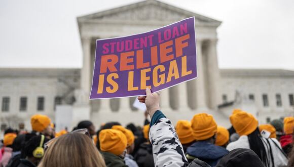 Activistas y estudiantes protestan frente a la Corte Suprema durante una manifestación por la cancelación de la deuda estudiantil en Washington, DC, el 28 de febrero de 2023. (Foto de ANDREW CABALLERO-REYNOLDS / AFP)