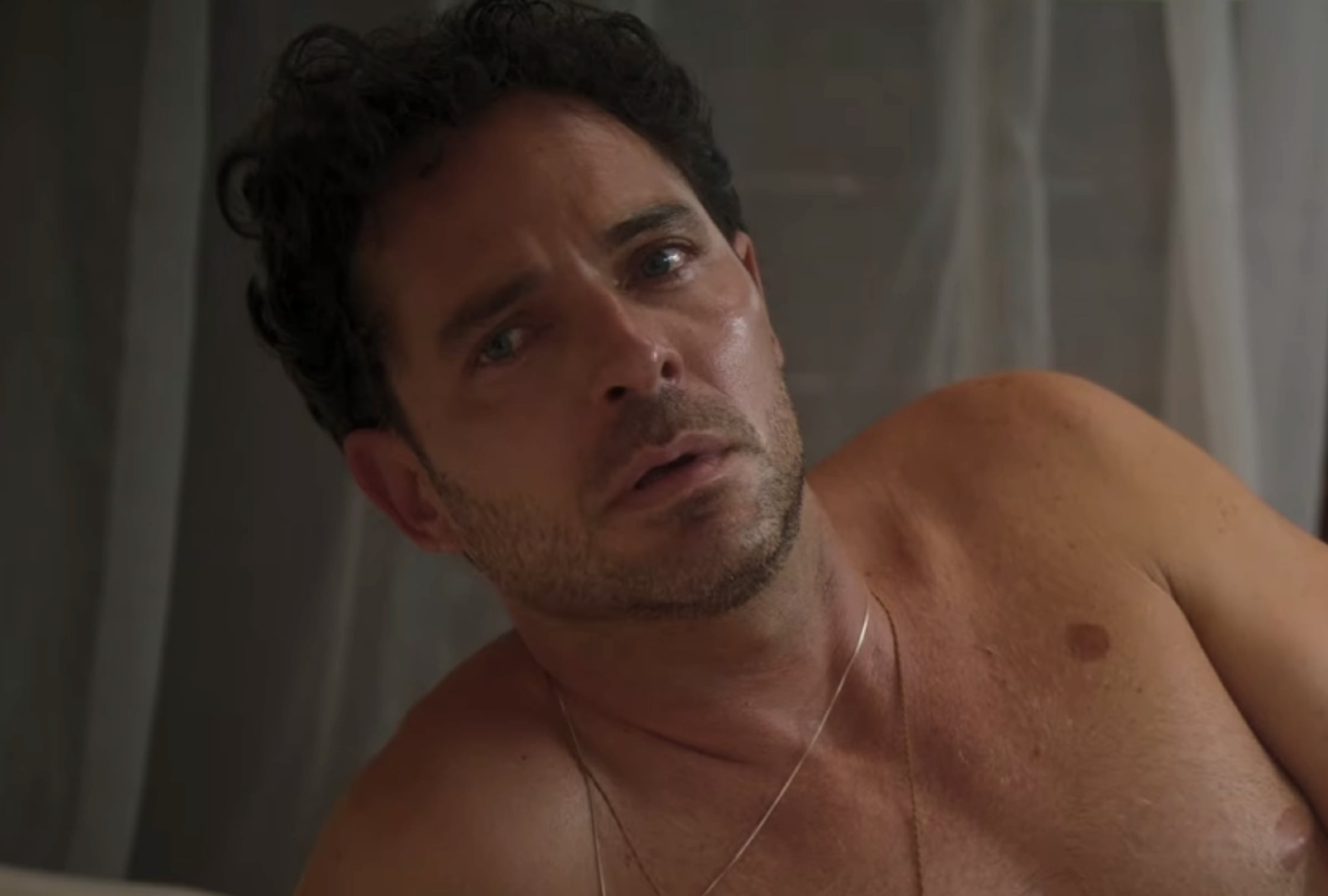 Manolo Cardona como Danger Carmelo en una escena de la segunda temporada de la serie colombiana "Medusa" (Foto: TIS Productions / Netflix)