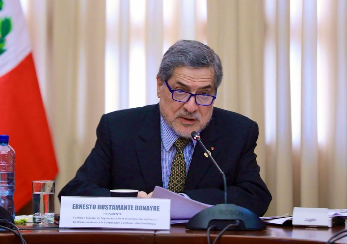Ernesto Bustamante, congresista de Fuerza Popular, afirma que aún no hay una decisión en su bancada sobre el voto de confianza al Gabinete Arroyo, tras salida de Miralles. Foto: Congreso.