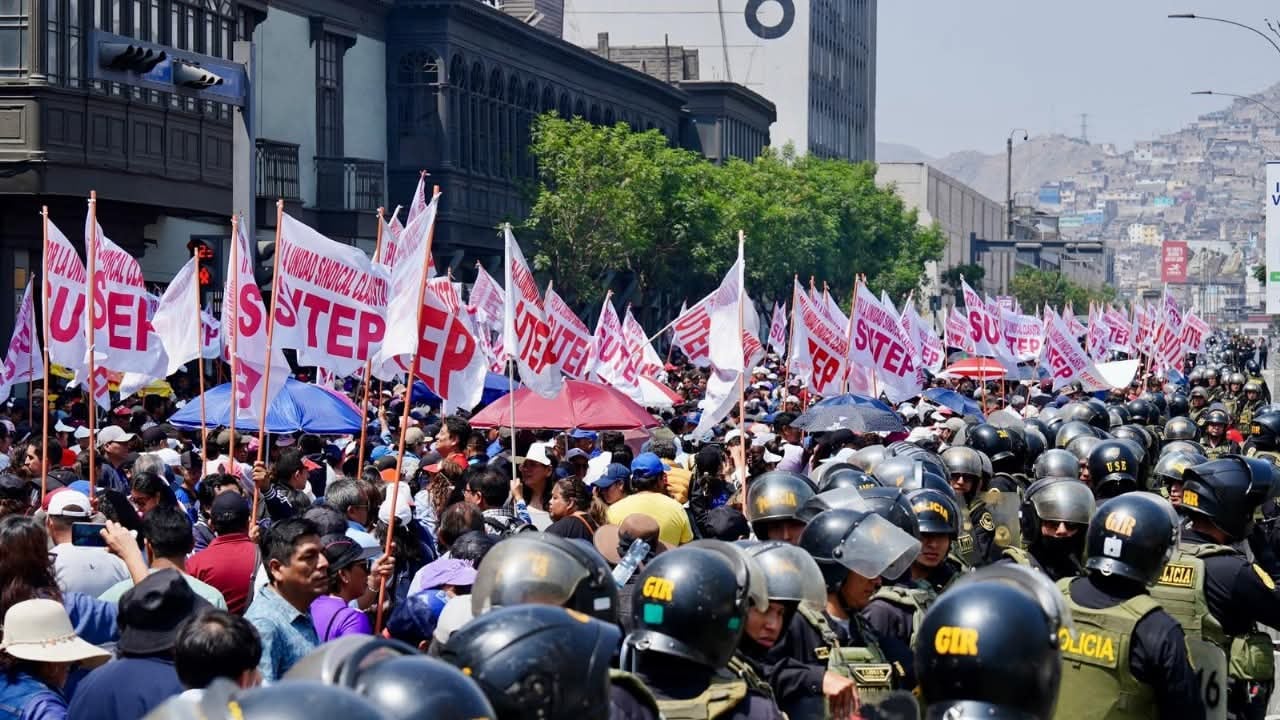 Sutep demanda al MEF presentar proyecto para habilitar el uso de recursos del Fondo de Contingencia para el pago del segundo tramo de la bonificación de 487 soles. Foto:Franco Rúa Poe / Sutep