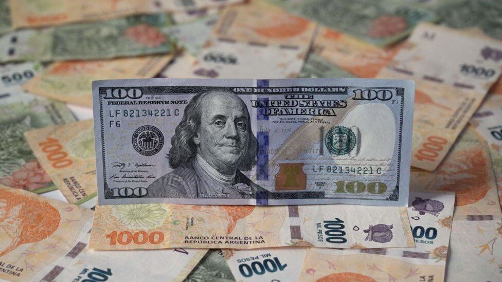 El peso interbancario se devaluaba un 0.48%, a 257,95/258,00 unidades por dólar, bajo la regulación de liquidez impuesta por el BCRA con compras o ventas de dólares de sus reservas (Foto : Difusión)