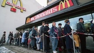 Los rusos hacen fila para comprar su último Big Mac ante salida de McDonald’s
