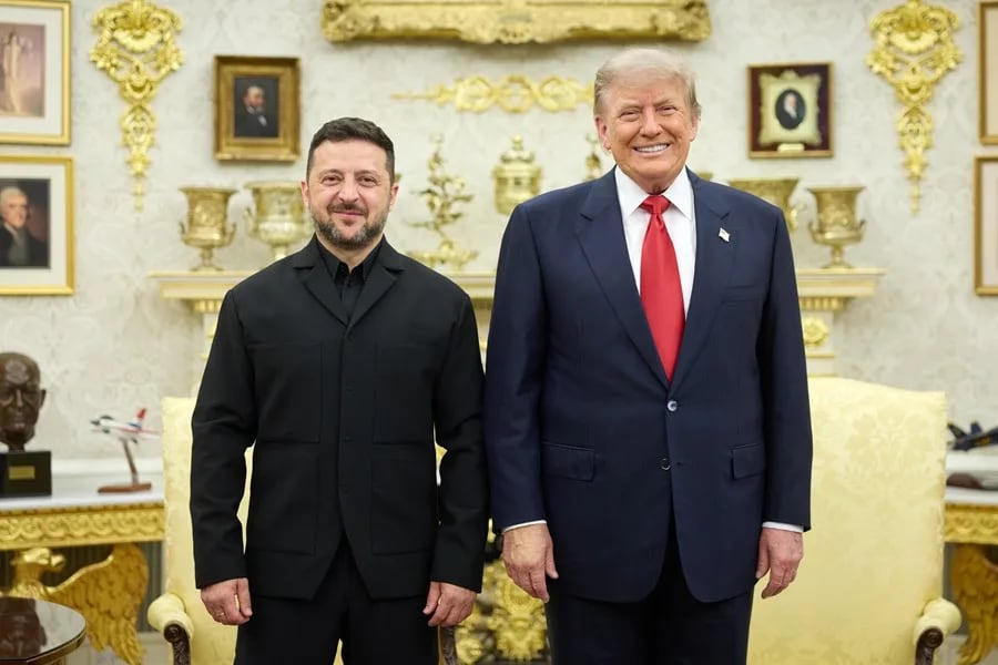 Fotografía difundida en la cuenta en X @ZelenskyyUa del presidente de Ucrania, Volodímir Zelenski (i), junto al presidente de EE.UU., Donald Trump, este martes, en una reunión, en Washington (EE.UU.). EFE/@ZelenskyyUa