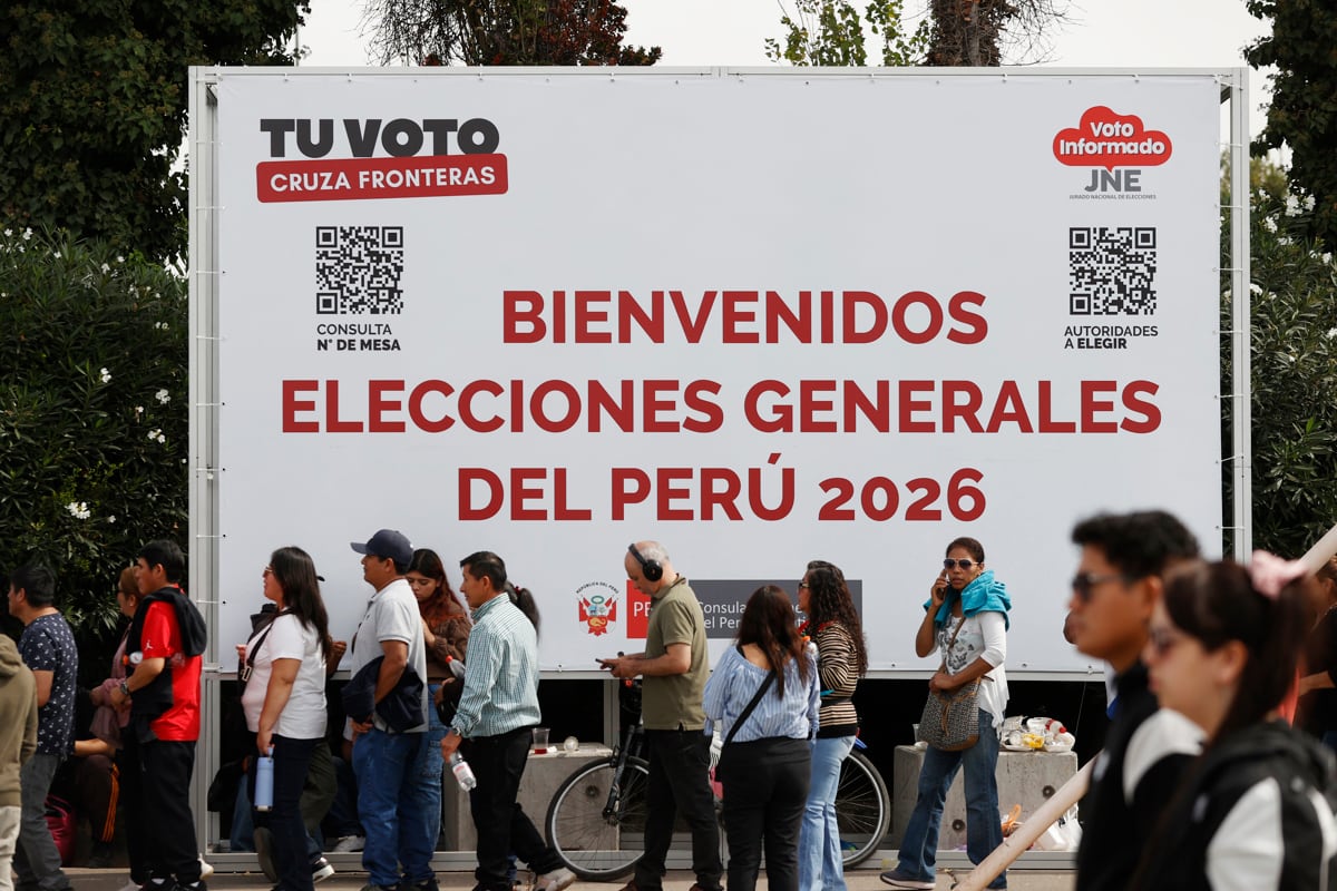 Personas esperan en un fila para votar durante las elecciones presidenciales de Perú, en Santiago, Chile, el 12 de abril de 2026. (Elvis González / EFE)