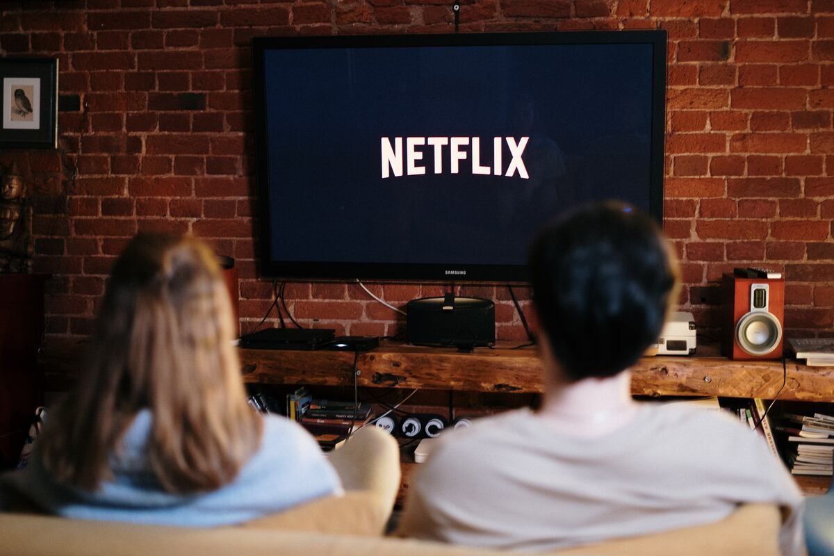 El director de Política Pública México y América Latina de Netflix, Pierre Emilio Vandoorne; y las asesoras legales, Bianca Bocage y Leonor García Agullo, participaron en este diálogo. (Foto: Cottonbro/Pexels)