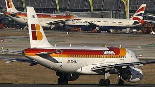 Iberia recortaría los salarios de sus tripulantes de cabina hasta en un 40%