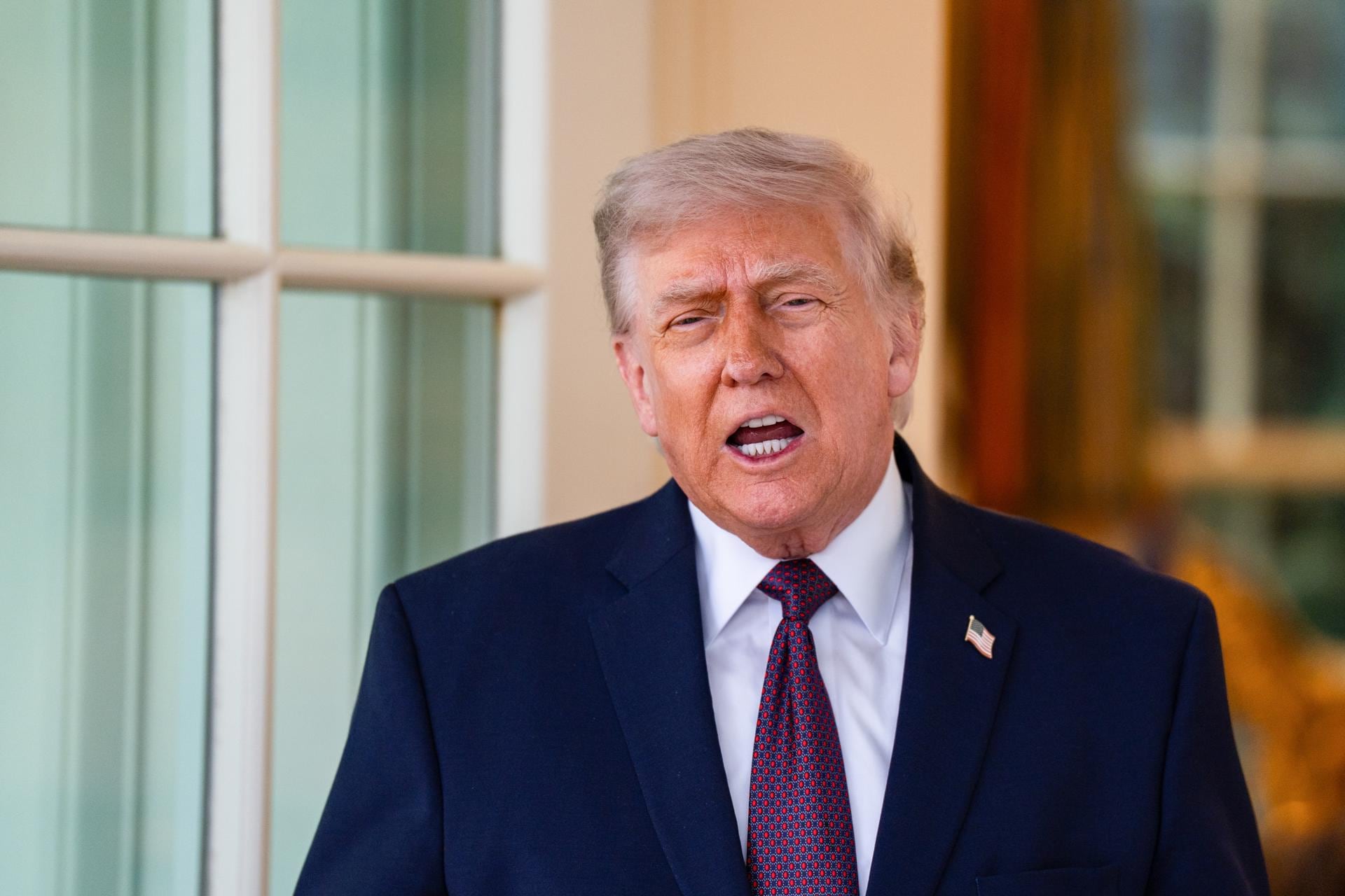 El presidente de Estados Unidos Donald Trump,la tripulación iraní “se negó a escuchar”, por lo que el buque fue atacado en aguas del golfo de Omán, y en este momento se encuentra “bajo custodia” de la Marina estadounidense. (EFE/EPA/SALWAN GEORGES).