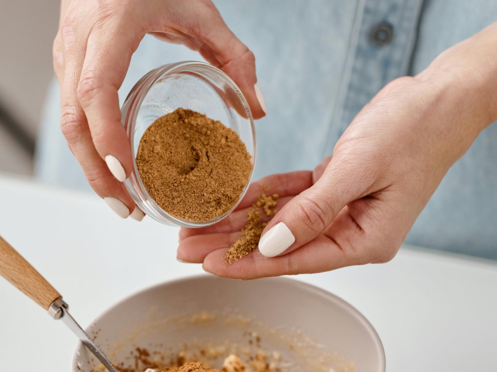 Una mujer preparando un postre a base de canela (Foto: Pexels)