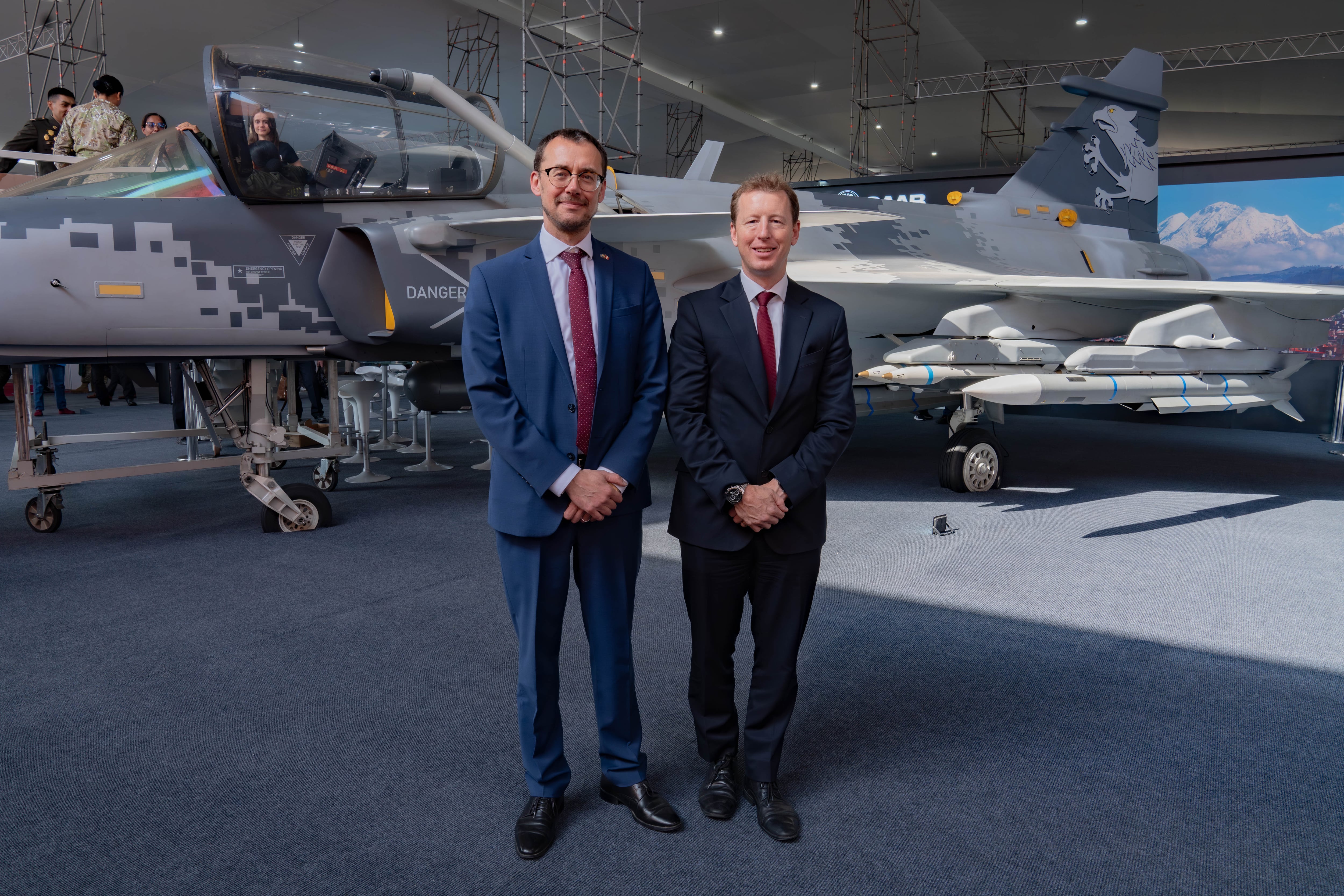 El embajador de Suecia en Perú y Chile se reunió con su par británico en la feria Sitdef 2025.