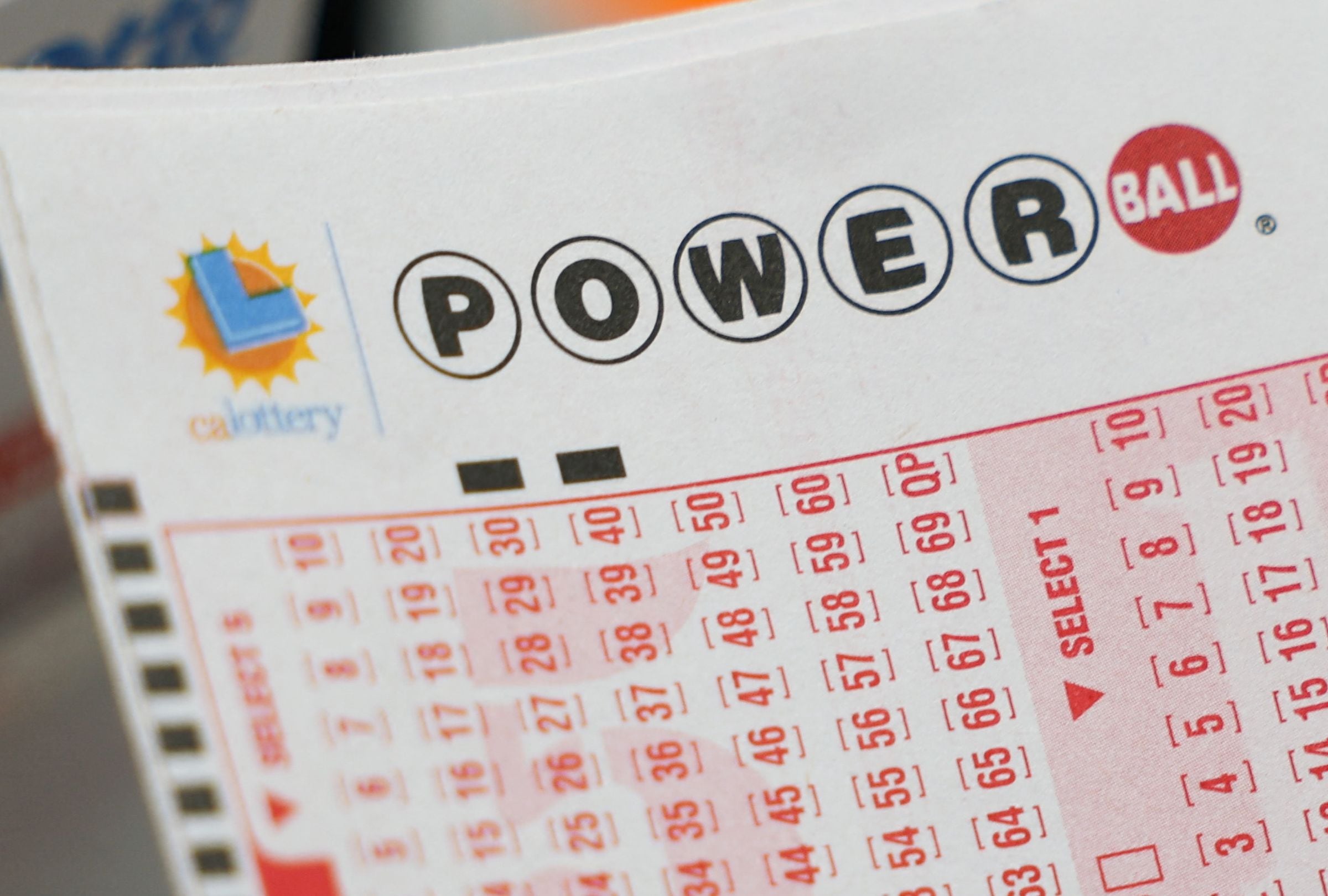 Revisa esta nota para conocer los números ganadores del Powerball en el sorteo del 03/01/2026 y averiguar si el premio mayor ya tiene dueño. (Foto: Patrick T. Fallon / AFP)