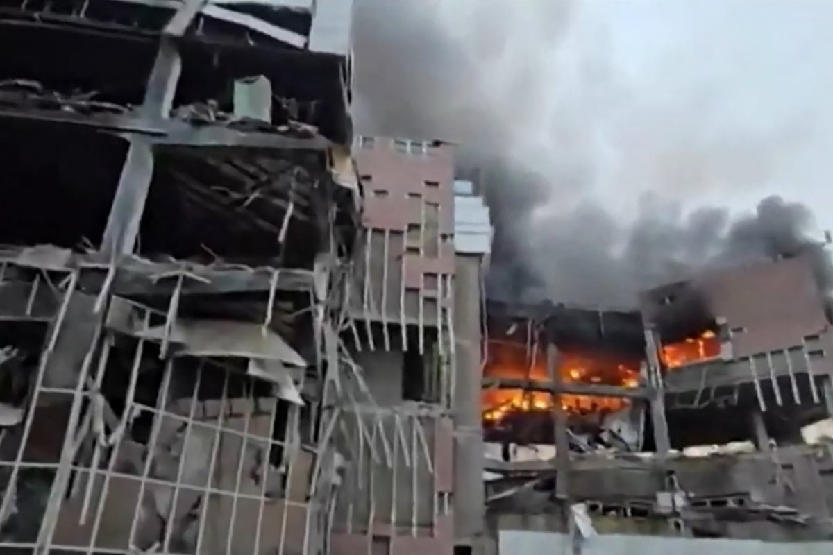 La destrucción y el incendio en el edificio de las industrias electrónicas del Ministerio de Defensa iraní en Teherán tras un ataque, el 23 de marzo de 2026. (AFP)