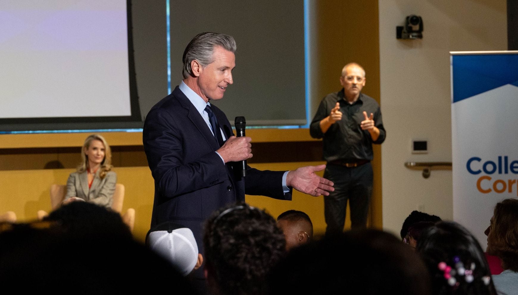 College Corps combina apoyo económico y servicio comunitario para estudiantes de instituciones participantes (Foto: Gavin Newsom / Instagram)