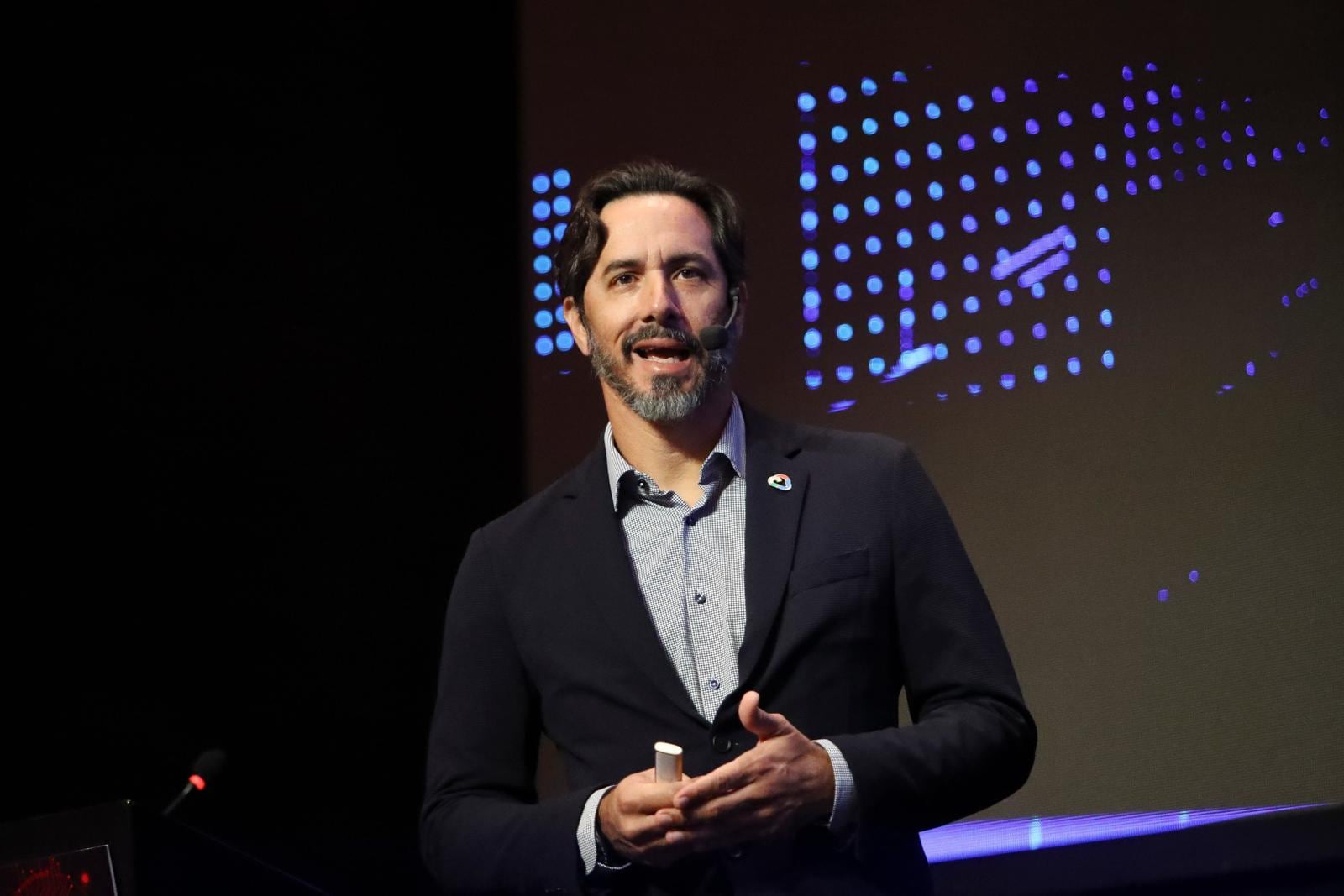 Google Cloud: Los trabajadores adoptan la IA más rápido que las empresas