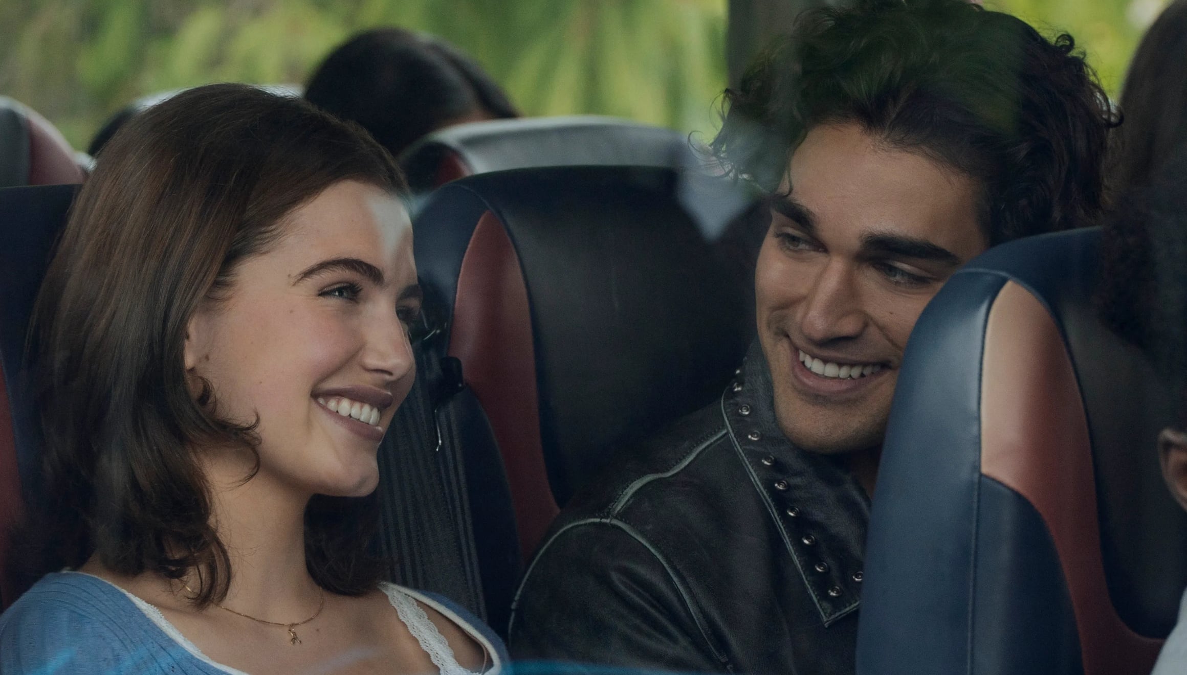 Ella Bright como Hannah y Belmont Cameli como Garrett en una escena de la serie "Off Campus" (Foto: Amazon MGM Studios)