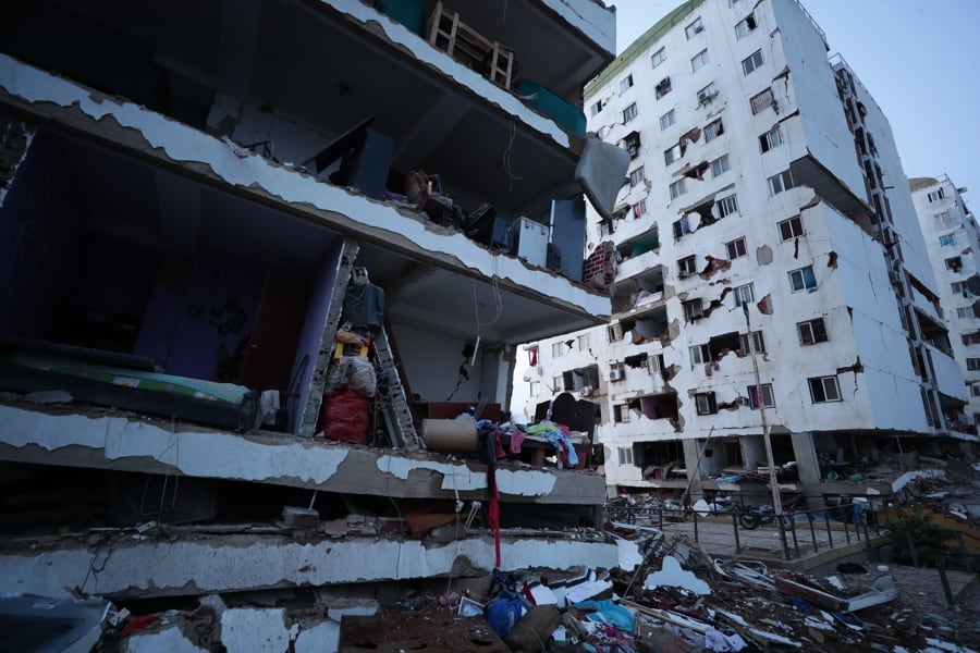 CATIA LA MAR (VENEZUELA), 25/06/2026.-Vista de uno de los edificios dañados por los terremotos, en la localidad de Catia La Mar, en el estado costero de La Guaira (Venezuela) este jueves. EFE/ Ronald Pena R.