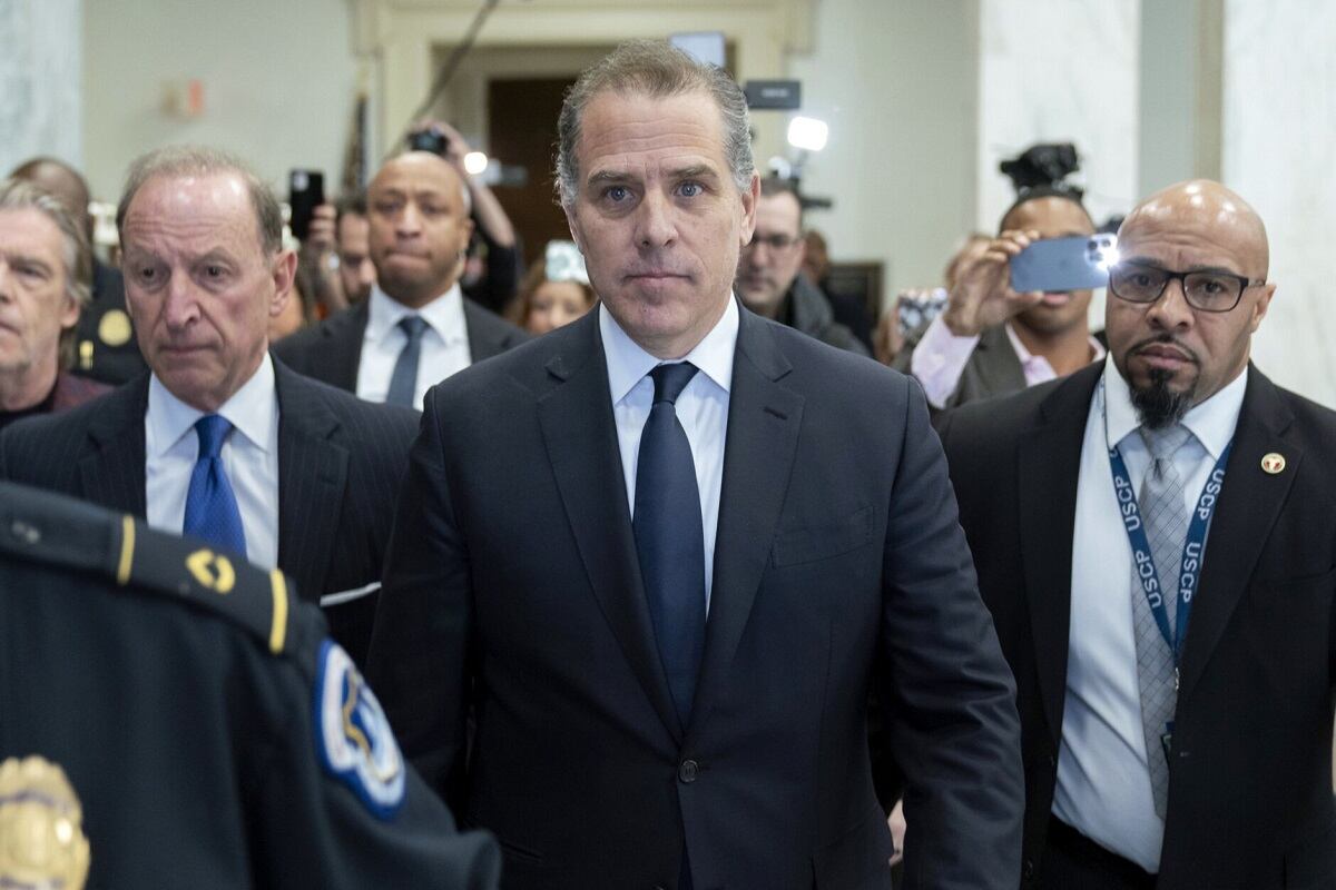 Hunter Biden, hijo del presidente Joe Biden, sale de una audiencia del Comité de Supervisión de la Cámara de Representantes, el 10 de enero de 2024, en Capitol Hill en Washington. (Foto de Jose Luis Magana / AP)