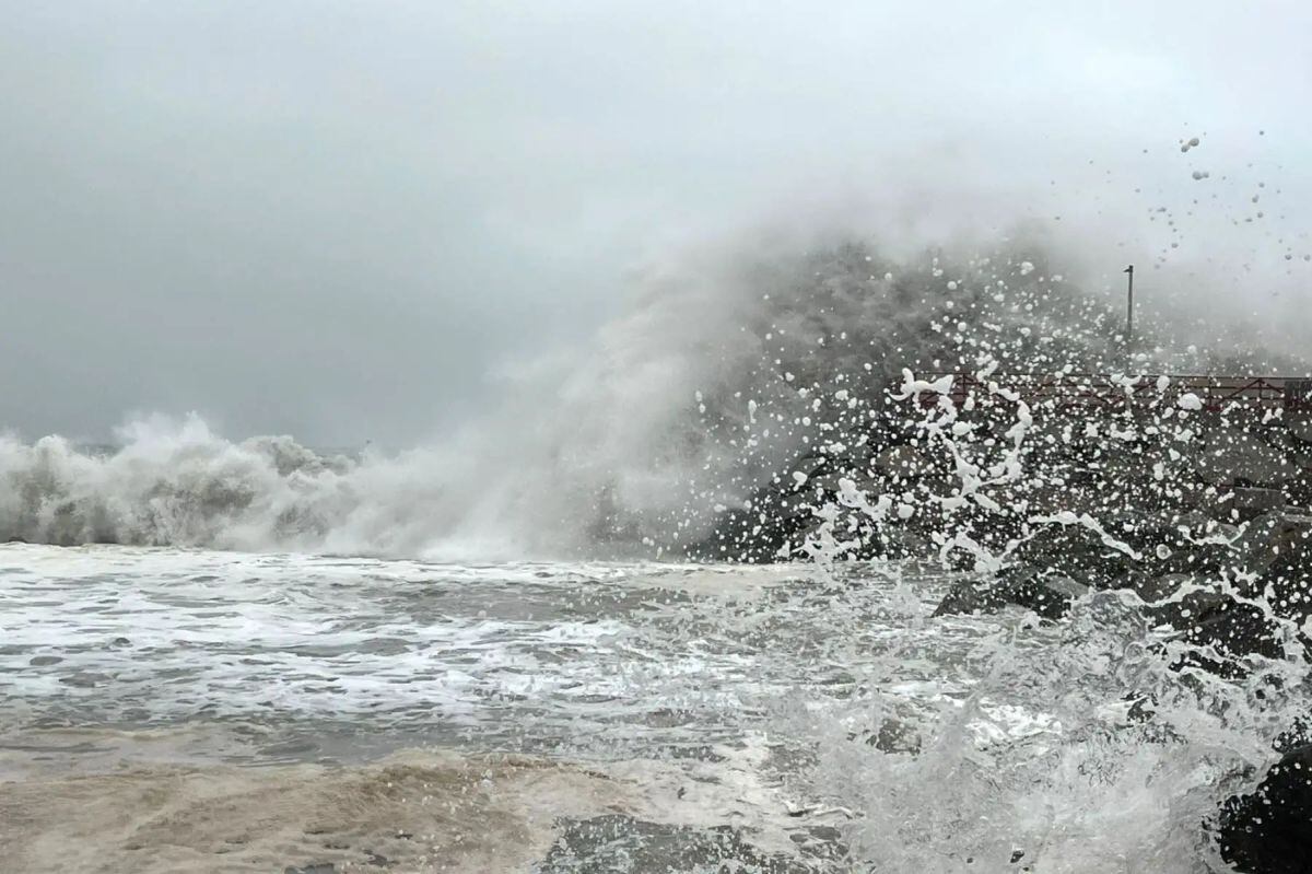 Regularmente cuando ocurren oleajes anómalos -durante los cuales no se pueden descargar los buques con combustible- se permite usar la reserva de GLP. Foto: Andina