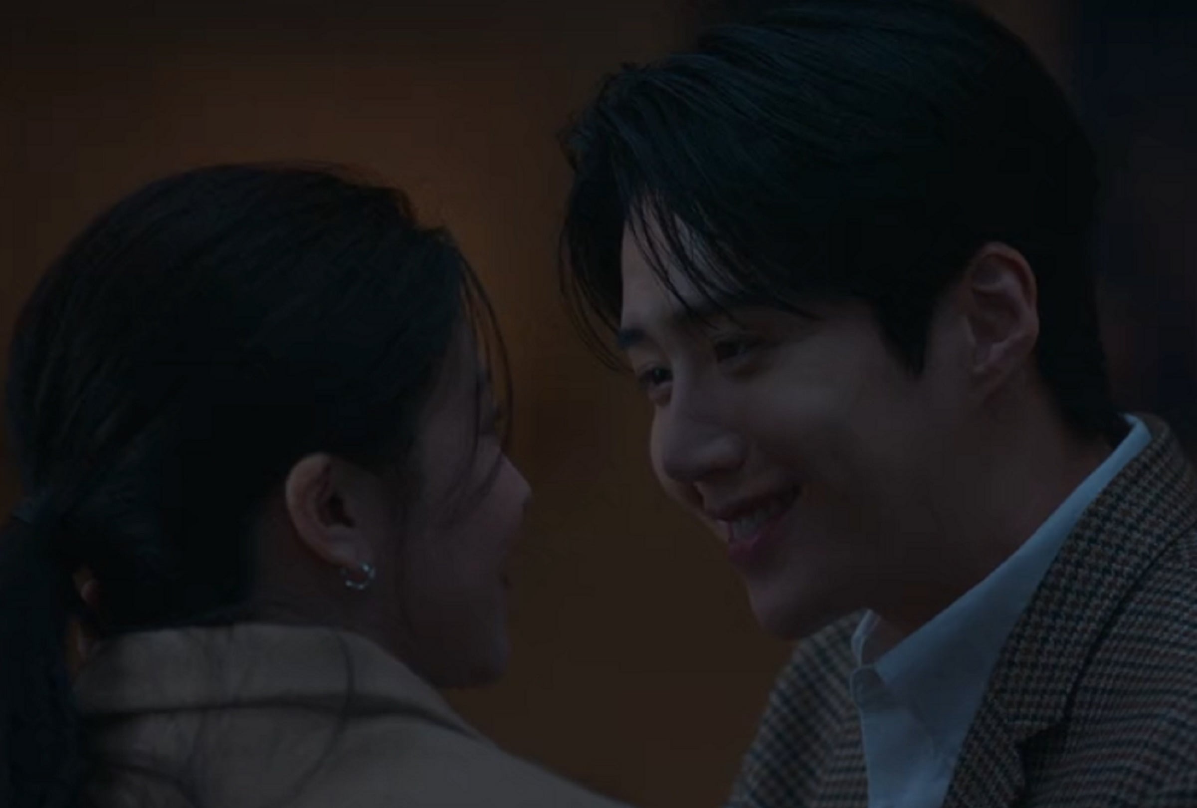 Cha Mu-hee (Go Youn-jung) y Joo Ho-jin (Kim Seon-ho) en una escena del último episodio de la serie coreana "Cómo se traduce este amor" (Foto: Netflix)