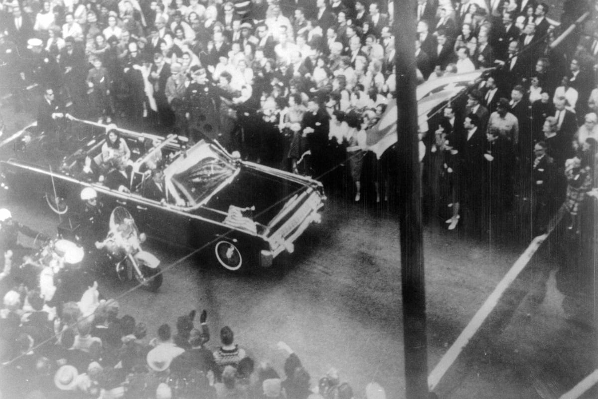 La caravana del presidente estadounidense John F. Kennedy poco antes de su asesinato en Dallas, el 22 de noviembre de 1963. (Foto de AFP)