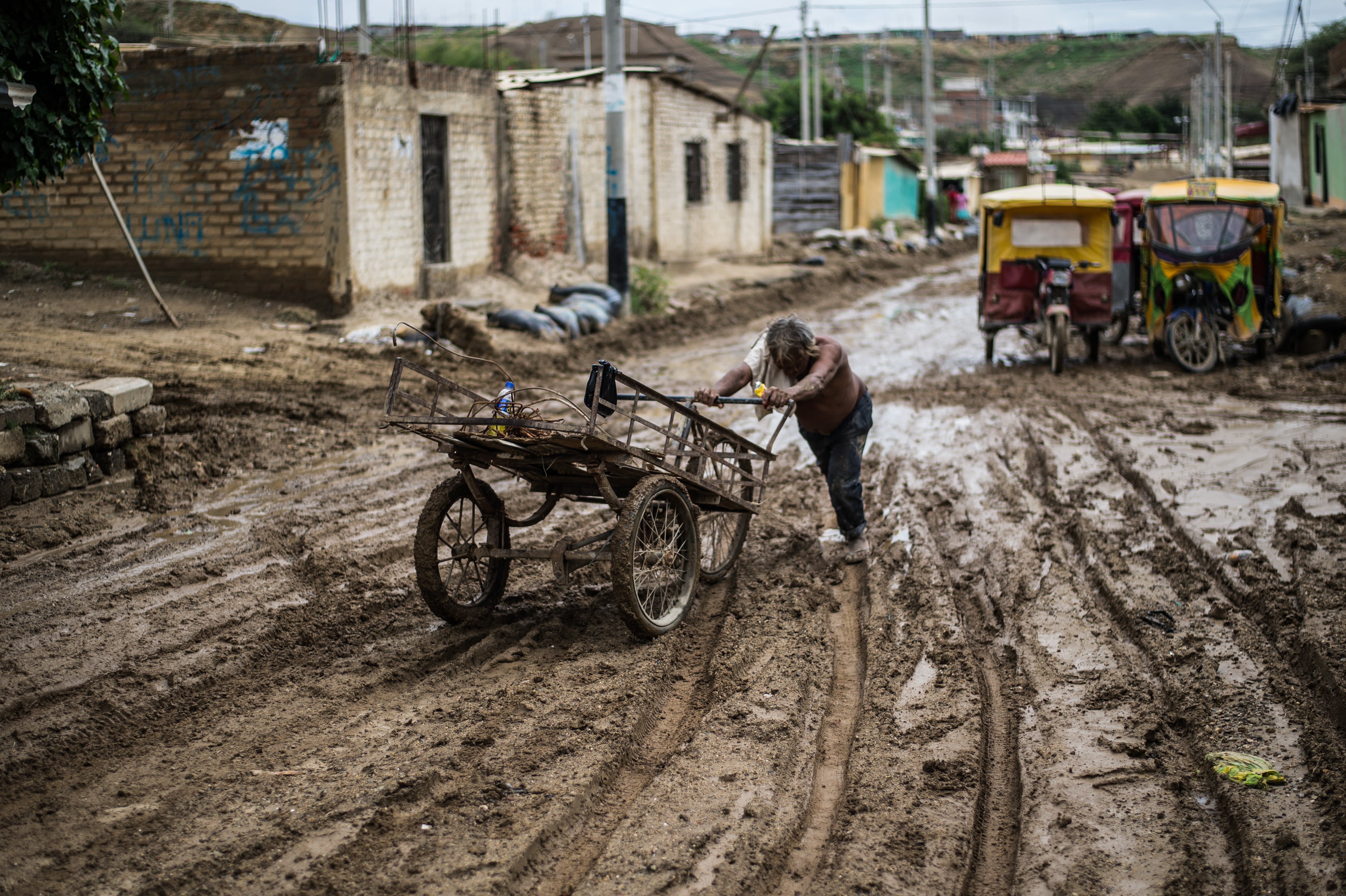 El Perú conoce el costo de no estar preparado. El Niño de 1997-1998 generó pérdidas superiores a los US$ 3,200 millones (CAF), mientras que El Niño costero del 2017 ocasionó daños por US$ 3,124 millones (Macroconsult). Foto: AFP