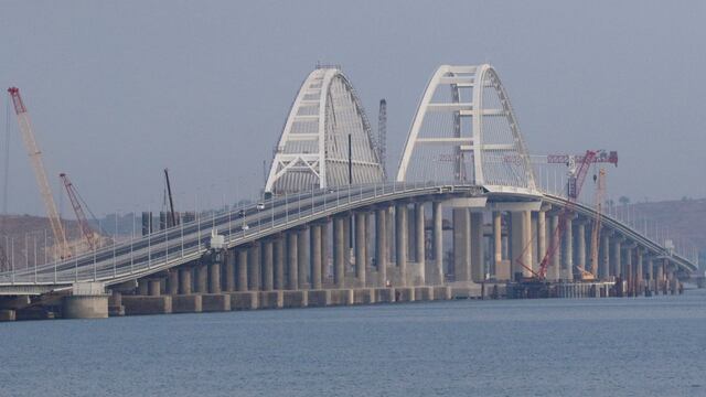 UE impone sanciones a seis empresas rusas por construcción del puente en Crimea