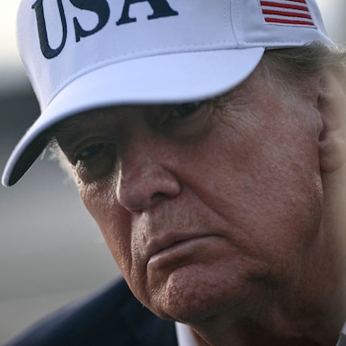 El presidente de los Estados Unidos, Donald Trump, habla con los medios de comunicación antes de abordar el Air Force One, en la cercana localidad de Doonbeg. (Brendan SMIALOWSKI / AFP)
