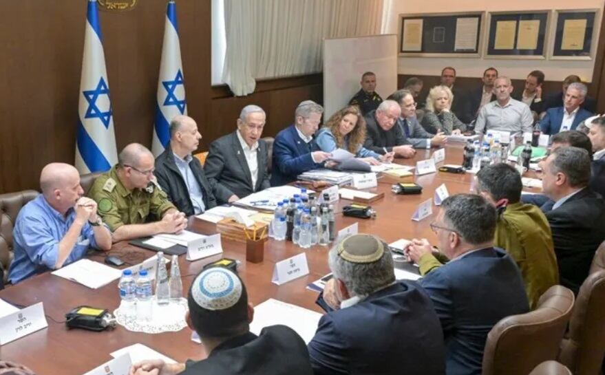 El primer ministro israelí, Benjamín Netanyahu (c), en la reunión que analizaba el acuerdo de alto el fuego e intercambio de rehenes con el grupo islamista Hamás. Foto: EFE