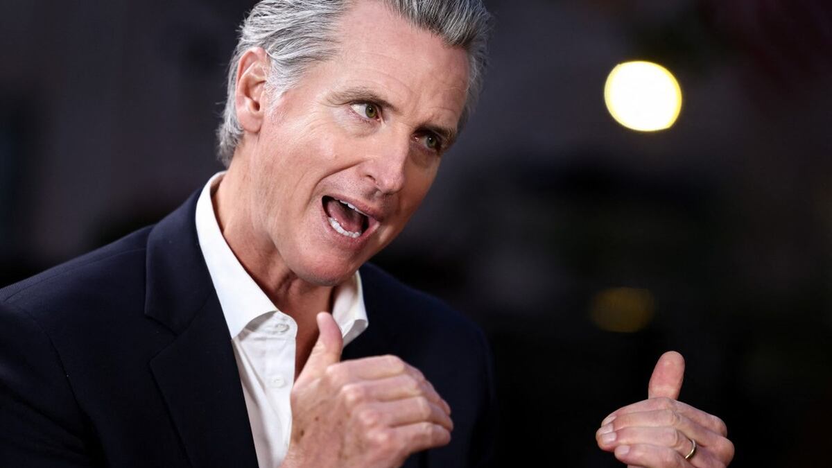 Newsom firma ley para que ICE no use guantes eléctricos en California: lo que establece la AB 2760
