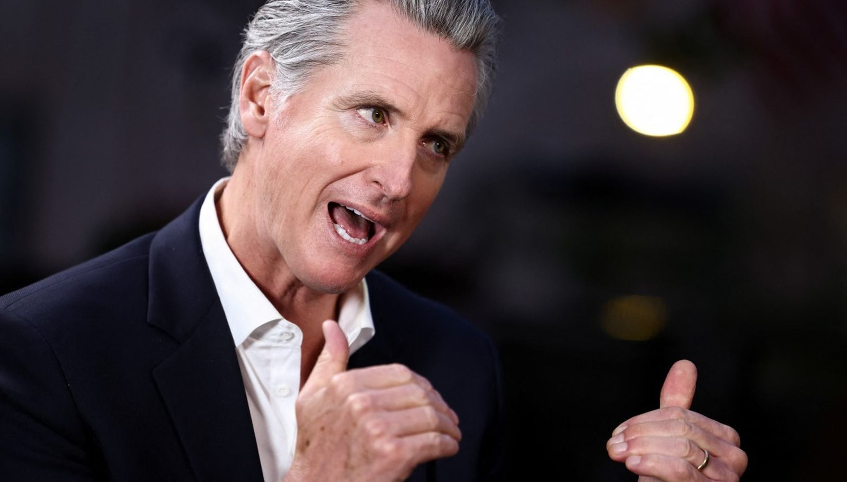Newsom firmó una ley que incluye a ICE en la prohibición de dispositivos de electrochoque portátiles (Foto: Charly Triballeau / AFP)