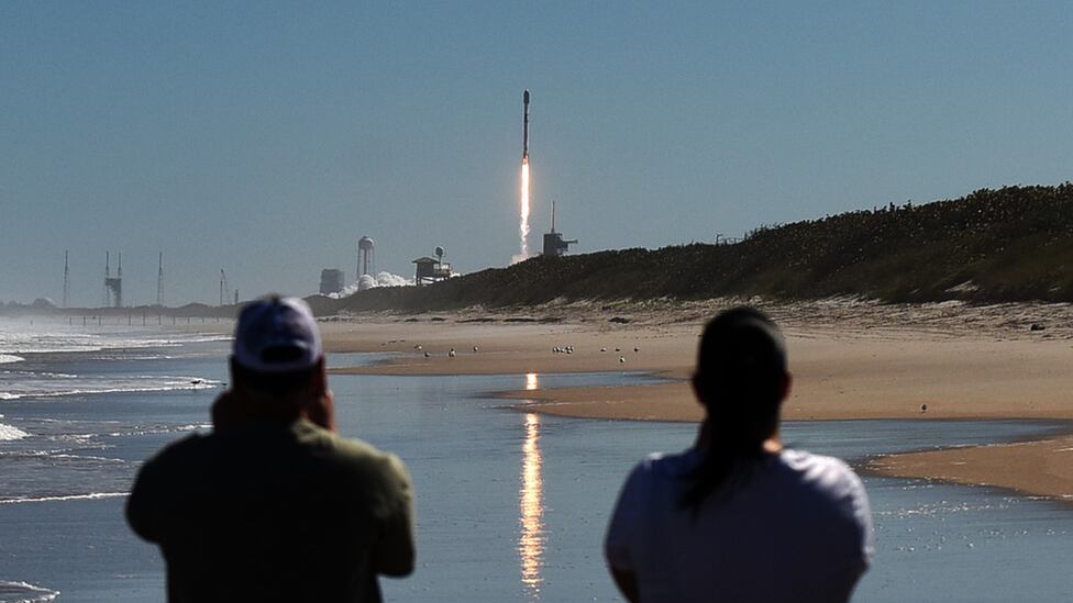 Un cohete de Space X despega desde Florida con 49 satélites Starlink.