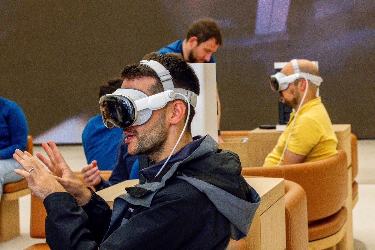 Los clientes prueban los auriculares Apple Vision Pro, que ahora cuestan US$ 3,699.