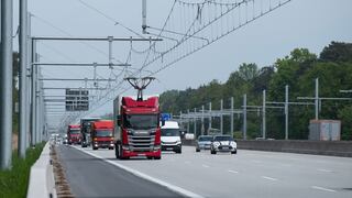 Autopista 'eléctrica' alemana recarga camiones mientras circulan