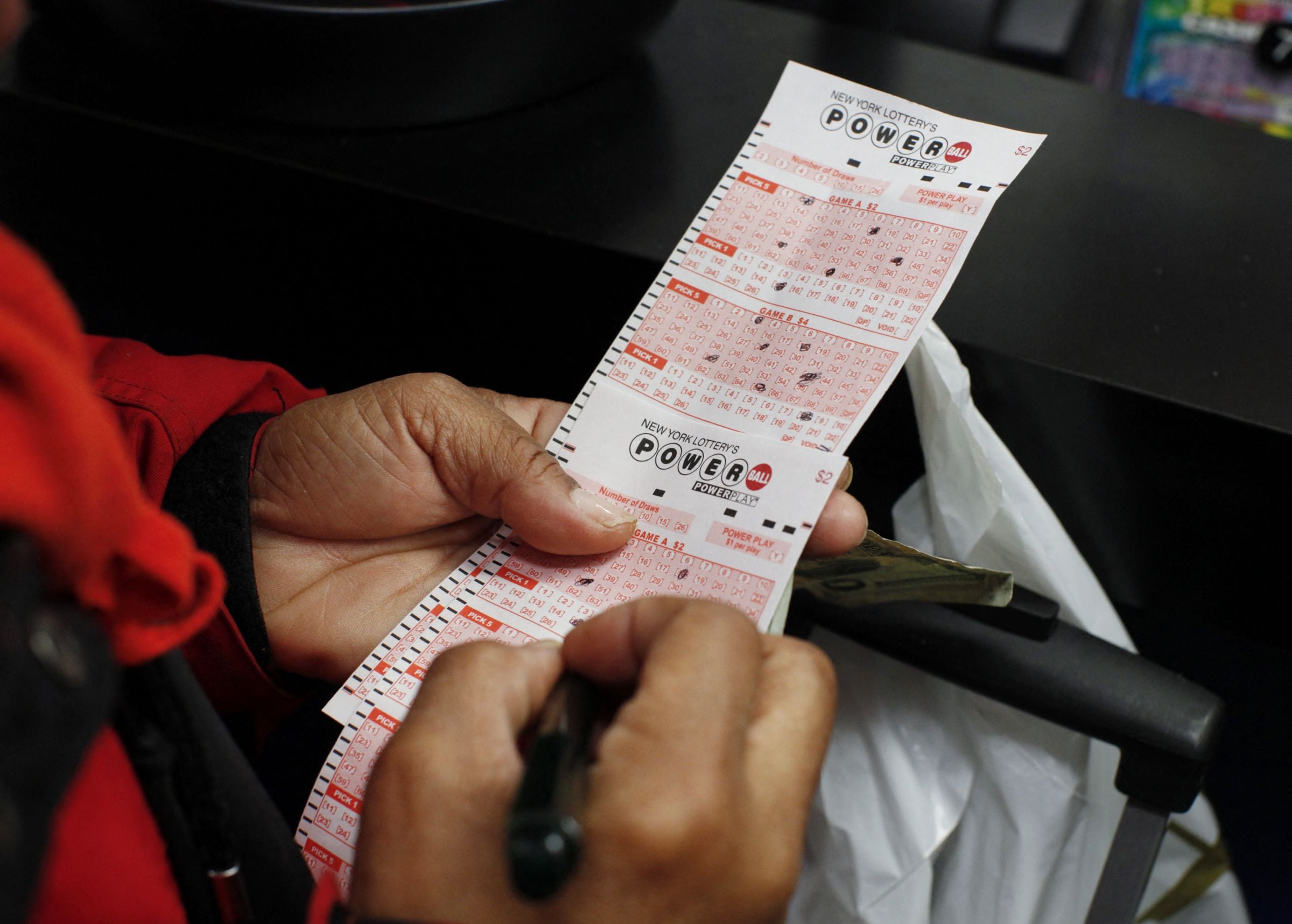 Los plazos límite para la venta de boletos del Powerball varían según la jurisdicción. (Foto: KENA BETANCUR / AFP)
