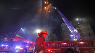 Chile: incendio consumió edificio de Enel en jornada de protestas en Santiago | FOTOS